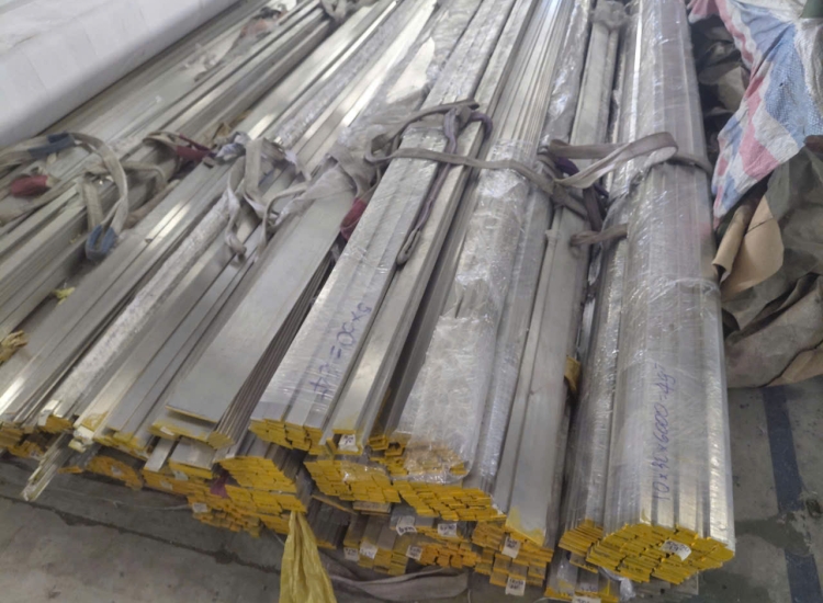 THANH LA ĐÚC 304 SỌC XƯỚC : 50 x 3.0 x 4000/6000MM/HL- LẬP LÀ INOX - Stainless Steel Bar Flat