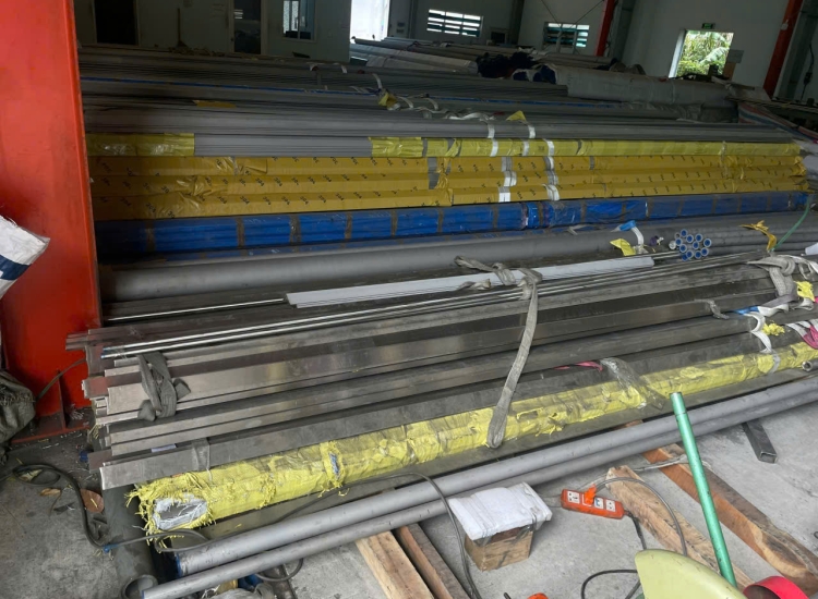 THANH LA ĐÚC 304 SỌC XƯỚC : 50 x 5.0 x 4000/6000MM/HL- LẬP LÀ INOX - Stainless Steel Flat Bar