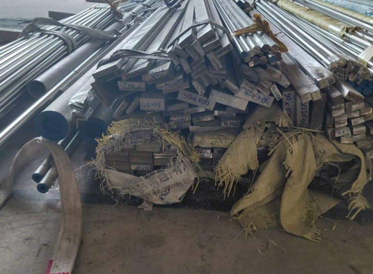 THANH LA ĐÚC 304 SỌC XƯỚC : 40 x 20 x 4000/6000MM/HL- LẬP LÀ INOX - Stainless Steel Bar Flat