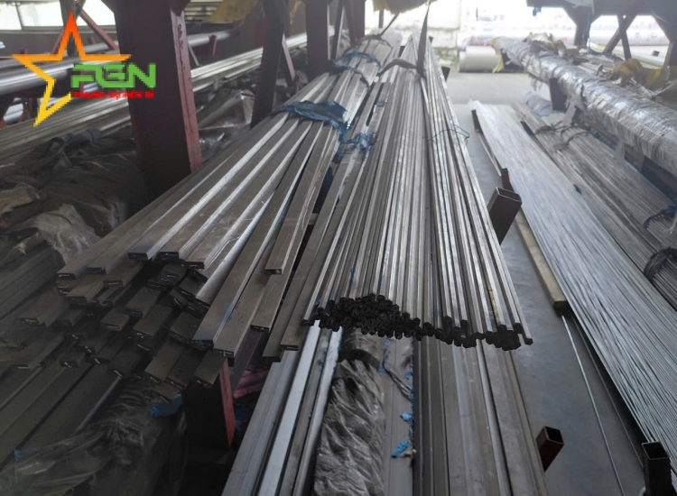 THANH LA ĐÚC 304 SỌC XƯỚC : 40 x 3.0 x 4000/6000MM/HL- LẬP LÀ INOX-Stainless Steel Bar Flat