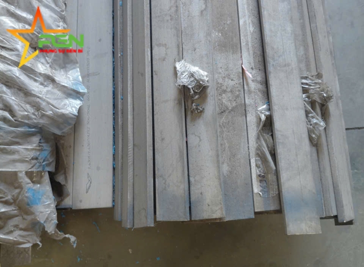 THANH LA ĐÚC 304 SỌC XƯỚC : 40 x 4.0 x 4000/6000MM/HL- LẬP LÀ INOX- Stainless Steel Flat Bar