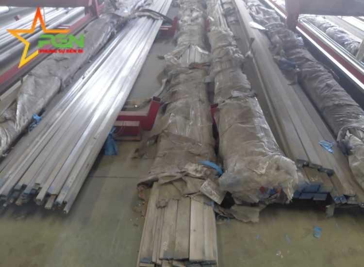 THANH LA ĐÚC 304 SỌC XƯỚC : 60 x 5.0 x 4000/6000MM/HL- LẬP LÀ INOX - Stainless Steel Bar Flat