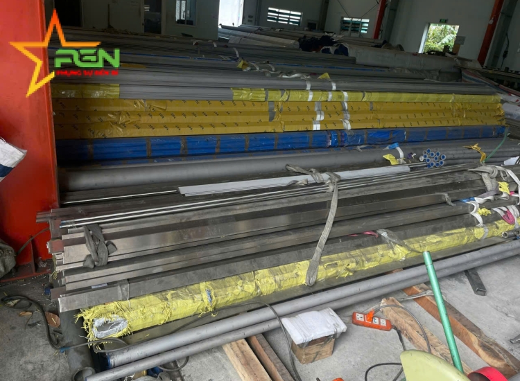 THANH LA ĐÚC 304 SỌC XƯỚC : 65 x 3.0 x 4000/6000MM/HL- LẬP LÀ INOX - Stainless Steel Bar Flat