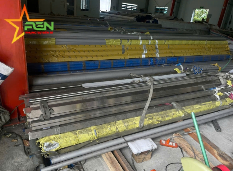 THANH LA ĐÚC 304 SỌC XƯỚC : 40 x 8.0 x 4000/6000MM/HL- LẬP LÀ INOX - Stainless Steel Flat Bar