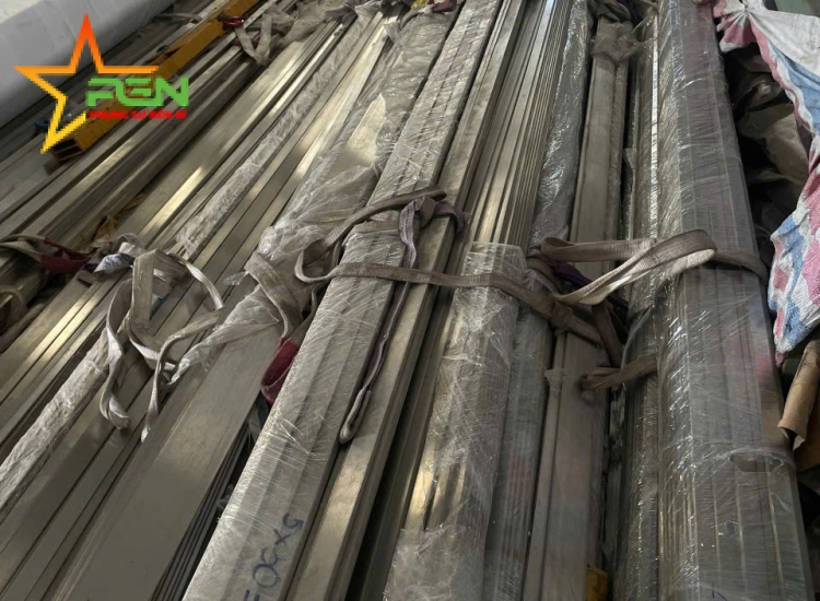 THANH LA ĐÚC 304 SỌC XƯỚC : 30 x 3.0 x 6000MM/HL- LẬP LÀ INOX/ Stainless Steel Flat Bar